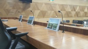 Monitores retráctiles de albiral en los tribunales de Jahra en kuwait y Farwaniya en Kuwait